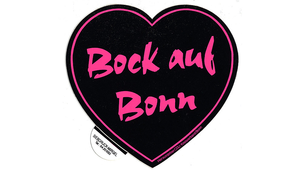 Herzförmiger Aufkleber mit pinker Schrift 'Bock auf Bonn' und pinker Umrandung auf schwarzem Untergrund.