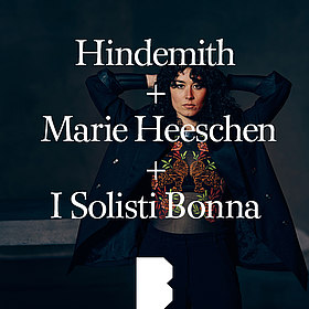 Protraitfoto von Marie Heeschen vor schwarzem Hintergrund + Schrift über dem Bild: Hindersmith + Marie Heeschen + I Solisti Bona