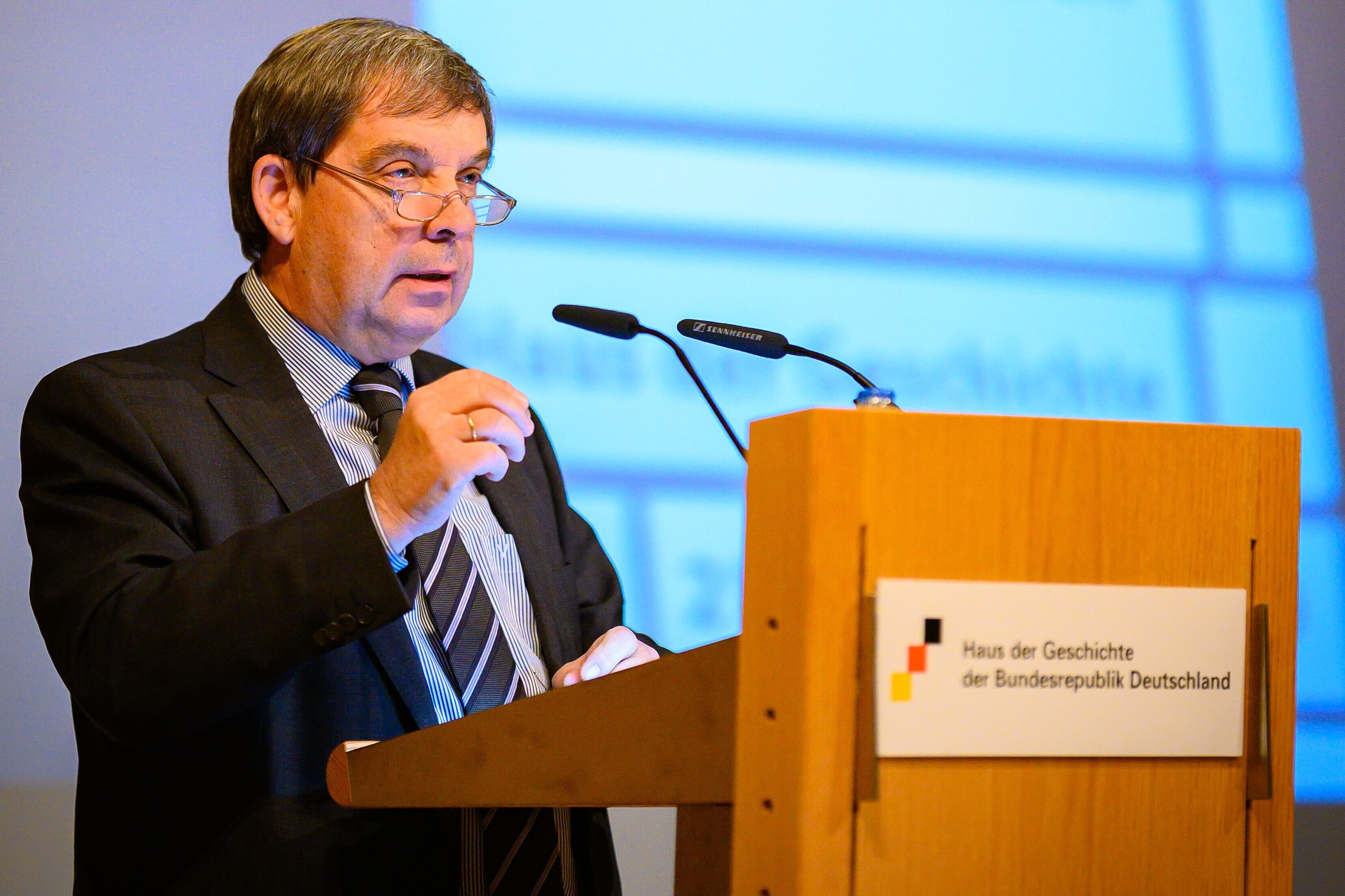 Stiftungspräsident Hans Walter Hütter bei einer Rede im Rotary Club Mönchengladbach-Niers am 16. September 2019