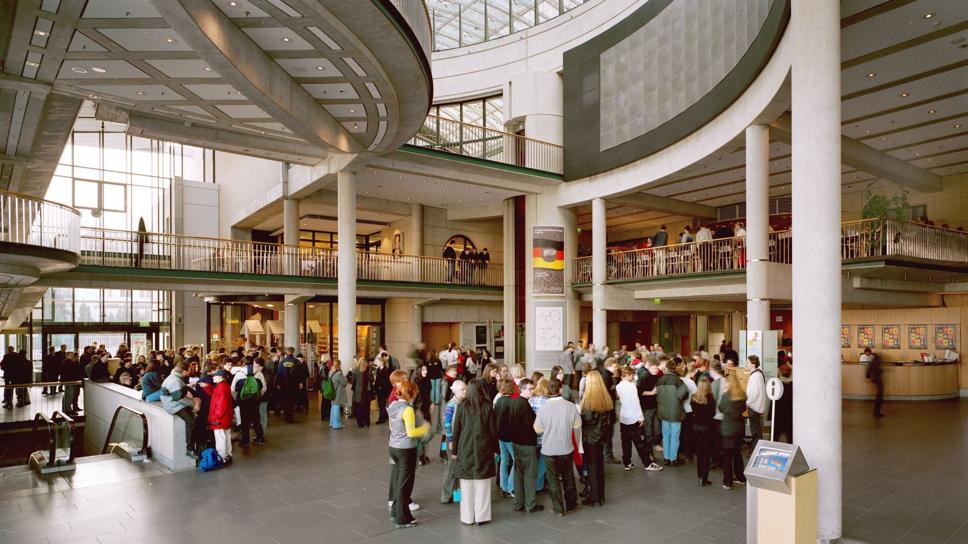 Foyer Haus der Geschichte Bonn mit vielen Menschen