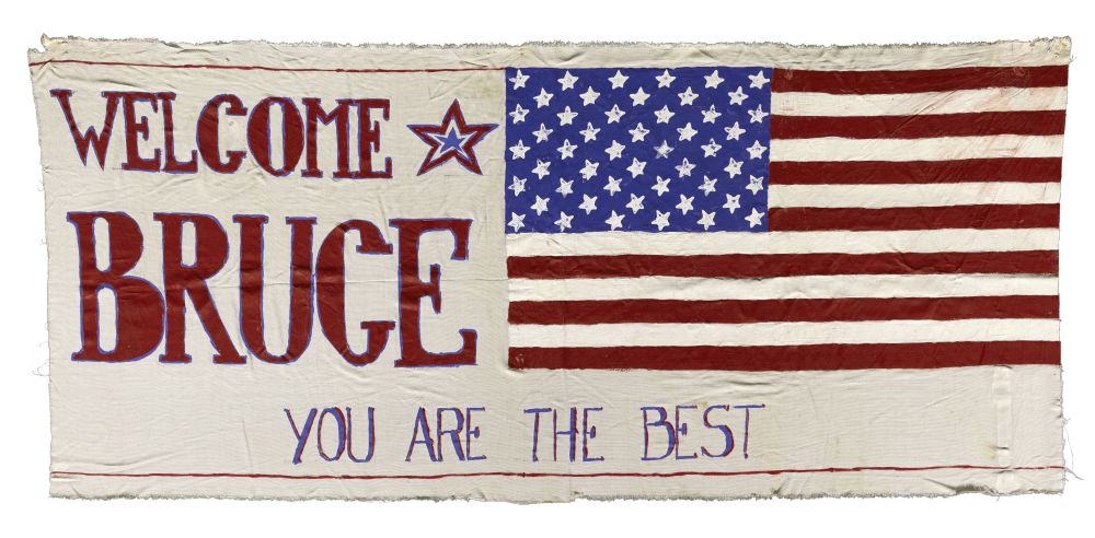 Beim Konzert des amerikanischen Rockmusikers Bruce Springsteen am 19.07.1988 in Ost-Berlin zeigten viele DDR-Fans ihre Begeisterung mit Spruchbändern und Plakaten. Beim Konzert des amerikanischen Rockmusikers Bruce Springsteen am 19.07.1988 in Ost-Berlin zeigten viele DDR-Fans ihre Begeisterung mit Spruchbändern und Plakaten.