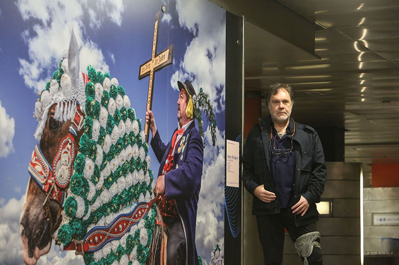 Im linken Teil des Bildes sieht man eine Fotografie von Hans-Jürgen Burkard, das ein Kaltblut mit Tracht zeigt. Rechts steht der Fotograf. 