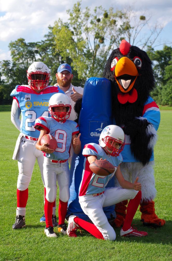 Mitglieder und Maskottchen der AFC Bonn Gamecocks