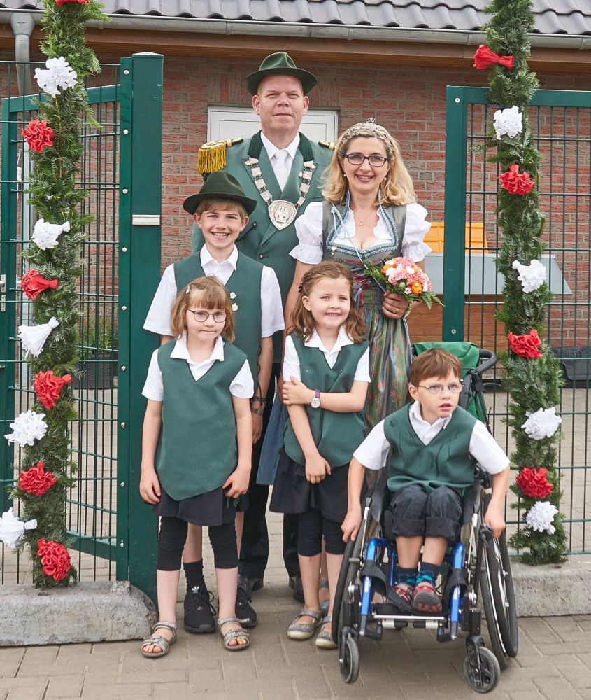 Schützenkönig Andreas Köhler (2016/2017) und seiner Familie vor dem geschmückten Haus in Flittard