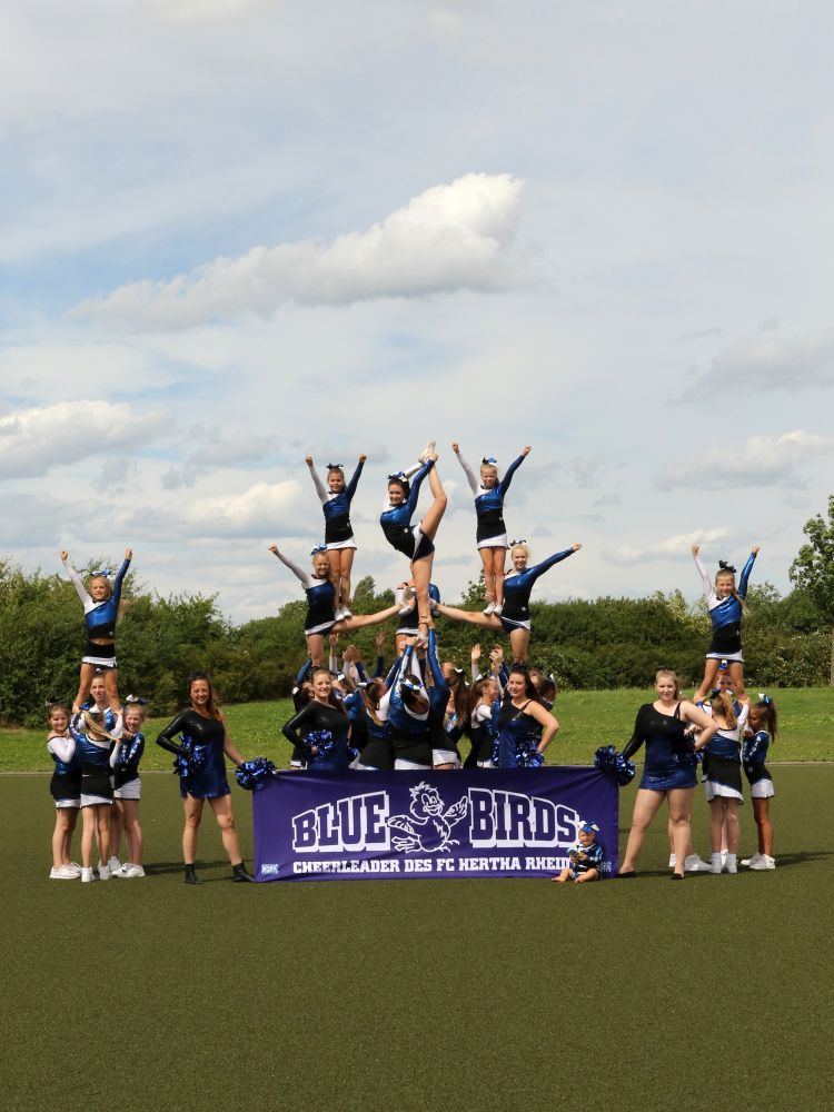 Mitgliederinnen der Blue Birds, Cheerleader des FC Hertha Rheidt 1916 e.V.,