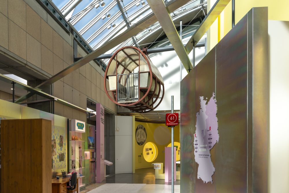 Gondel eines Riesenrads schwebt im Ausstellungsbereich