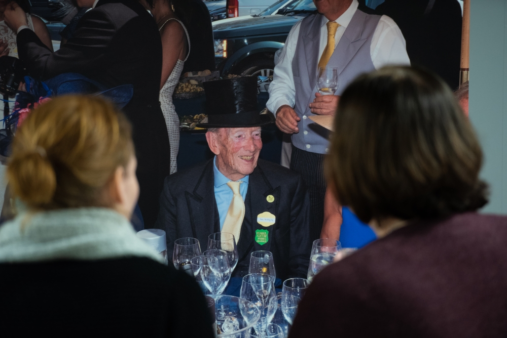 Besucherinnen vor einer Fotografie von Peter Dench.