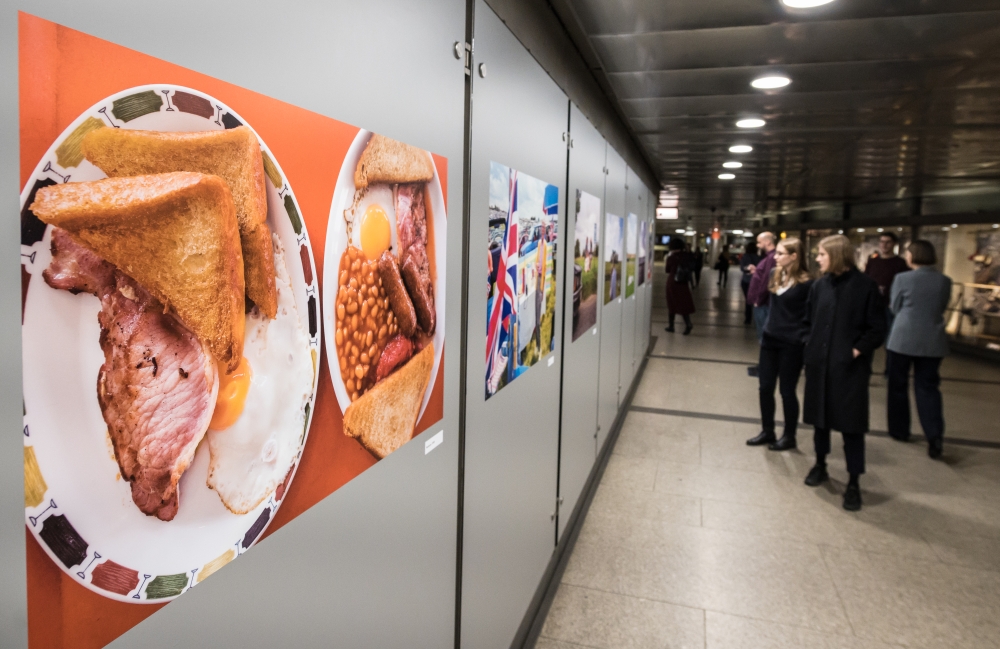 Besucherinnen in der U-Bahn-Galerie im Haus der Geschichte