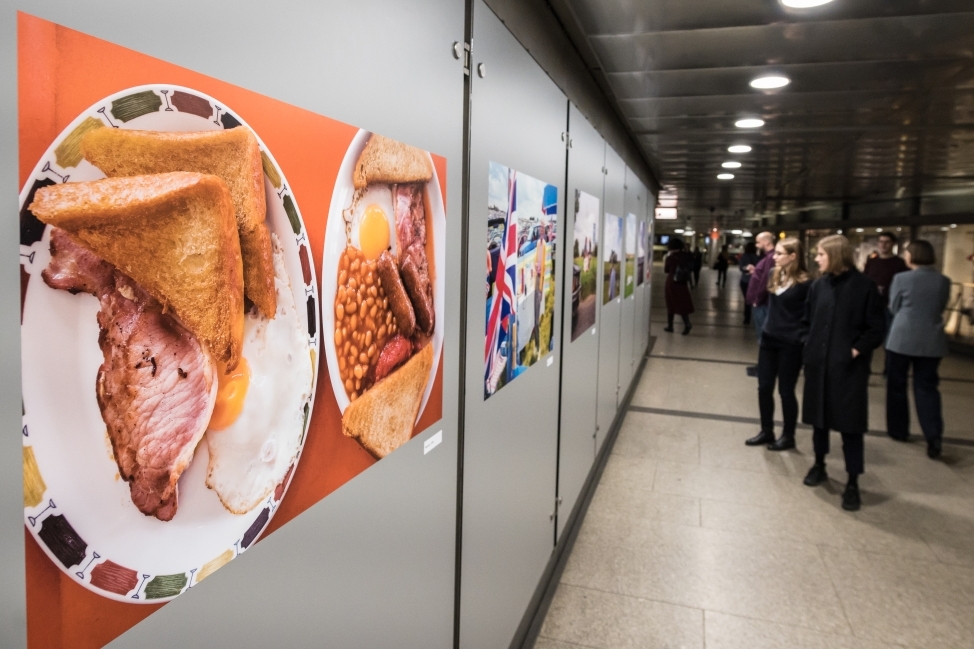 Besucherinnen in der U-Bahn-Galerie im Haus der Geschichte