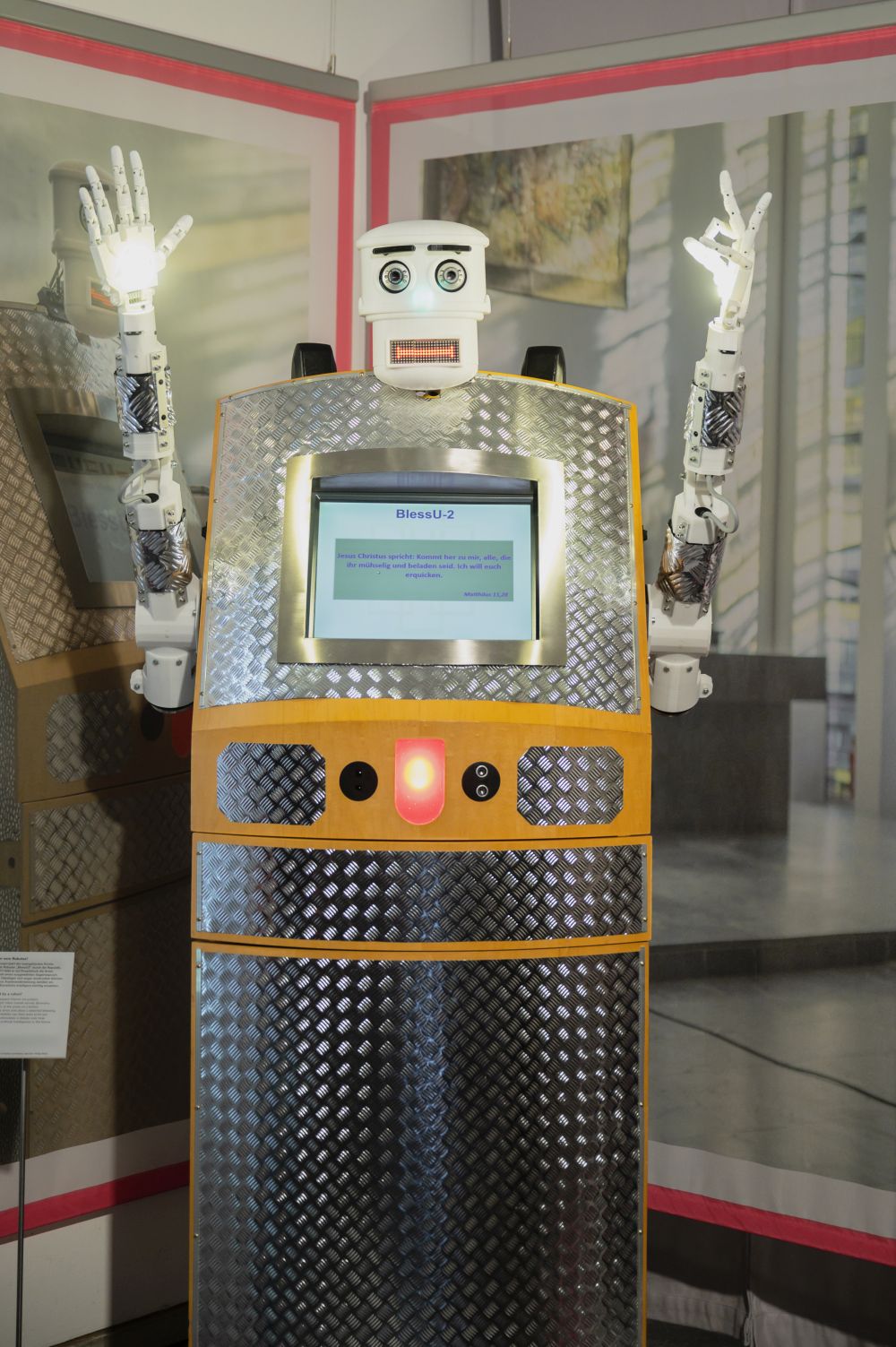 Ein Segensroboter der evangelischen Kirche segnet Besucherinnen und Besucher.