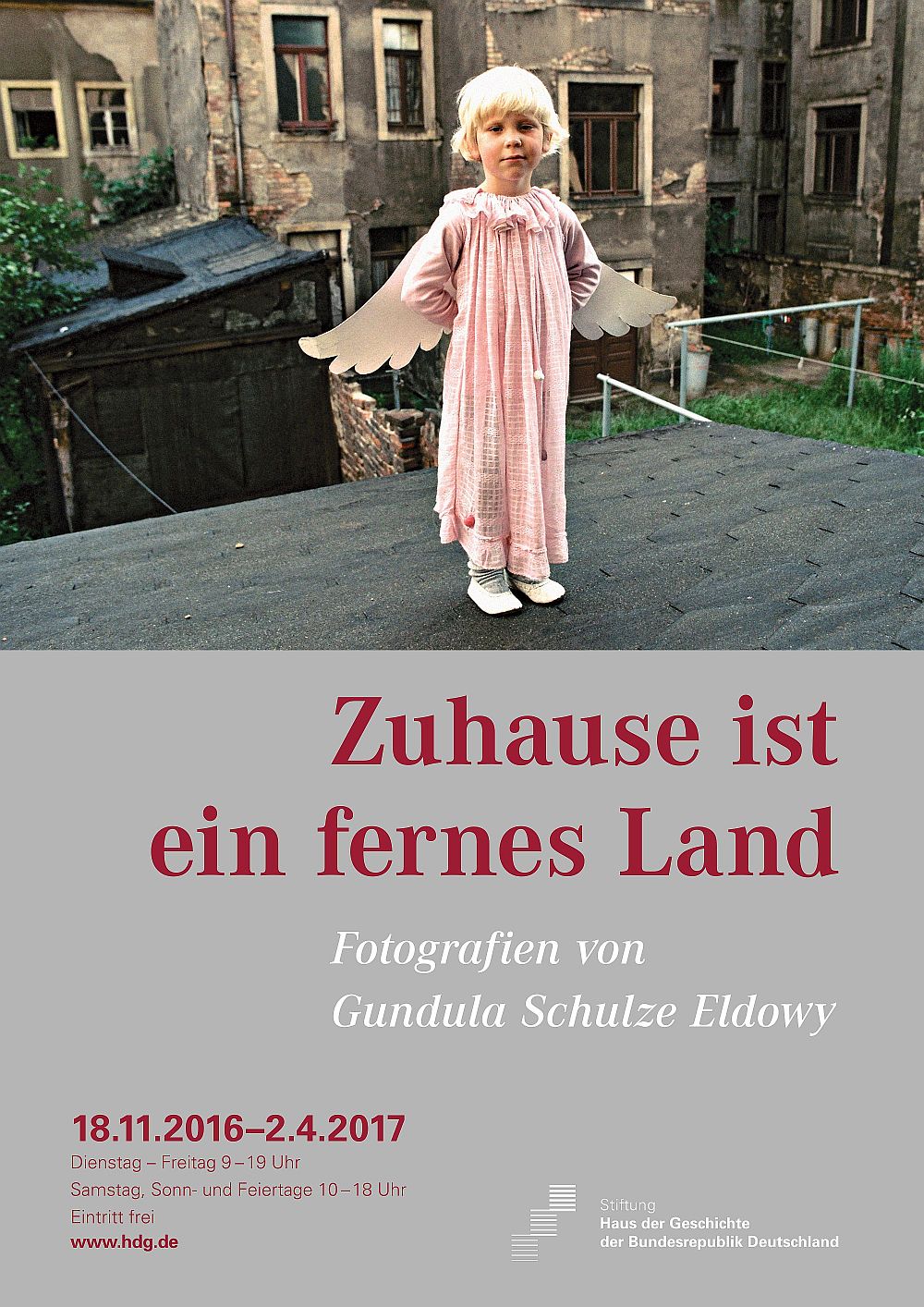 Ausstellungsplakat 'Zuhause ist ein fernes Land. Fotografien von Gundula Schulze Eldowy'