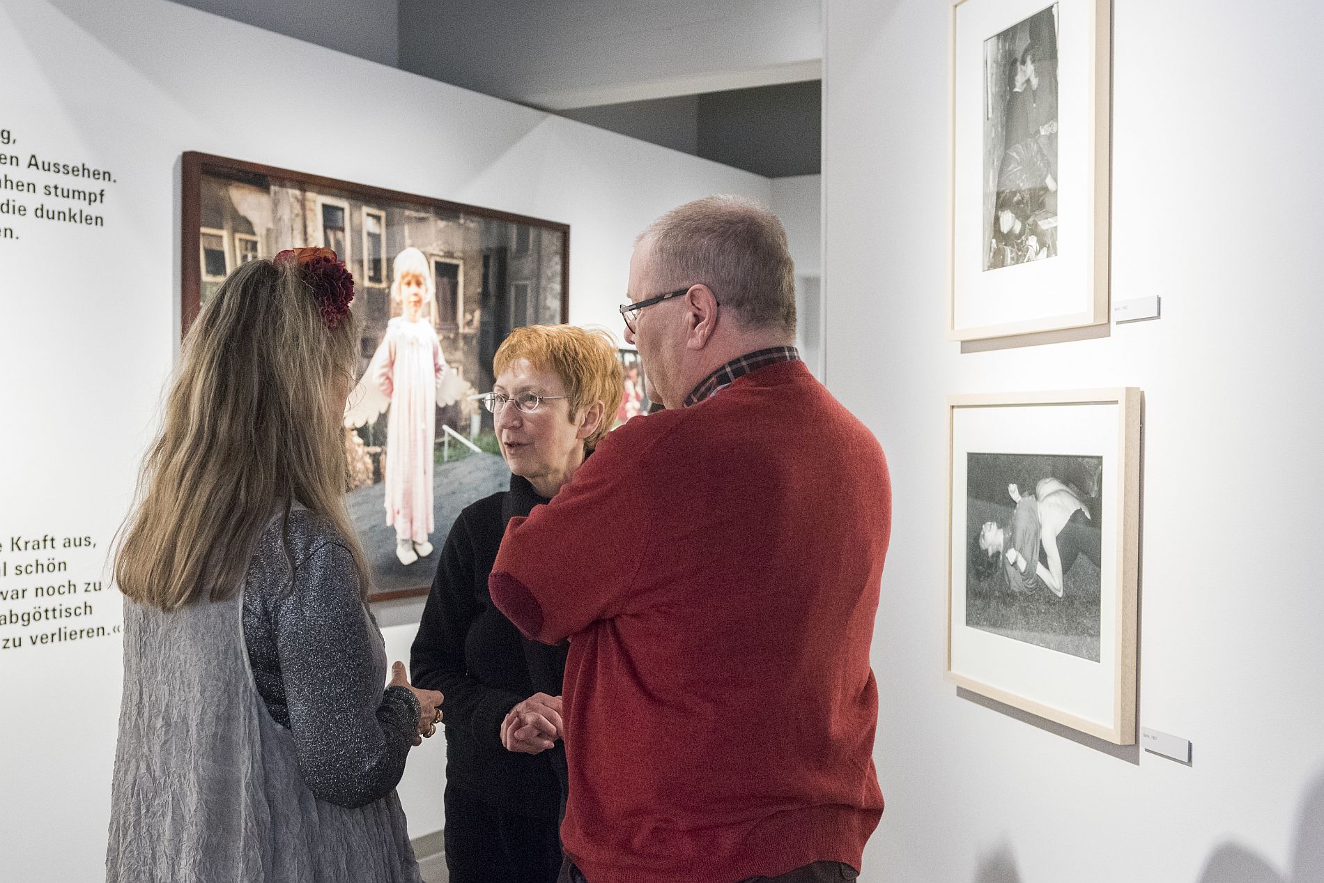 Gundula Schulze Eldowy spricht mit zwei Besuchern bei der Ausstellungseröffnung im Ausstellungspavillon Bonn