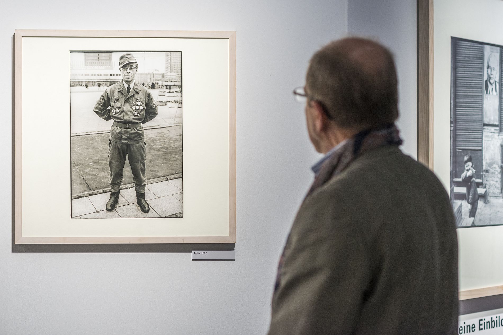 Ein Ausstellungsbesucher vor einem Foto von Gundula Schulze Eldowy