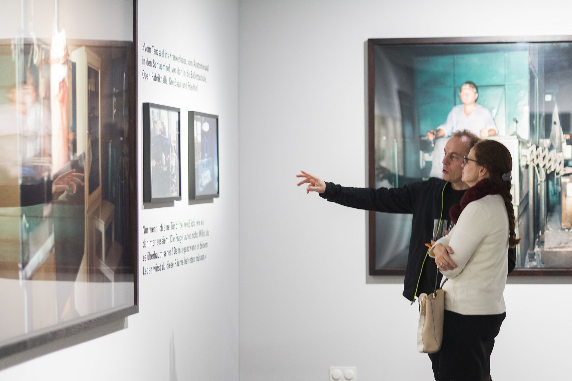 Besucher in der Ausstellung 'Zuhause ist ein fernes Land' mit Fotografien von Gundula Schulze Eldowy im Ausstellungspavillon der Stiftung Haus der Geschichte in Bonn