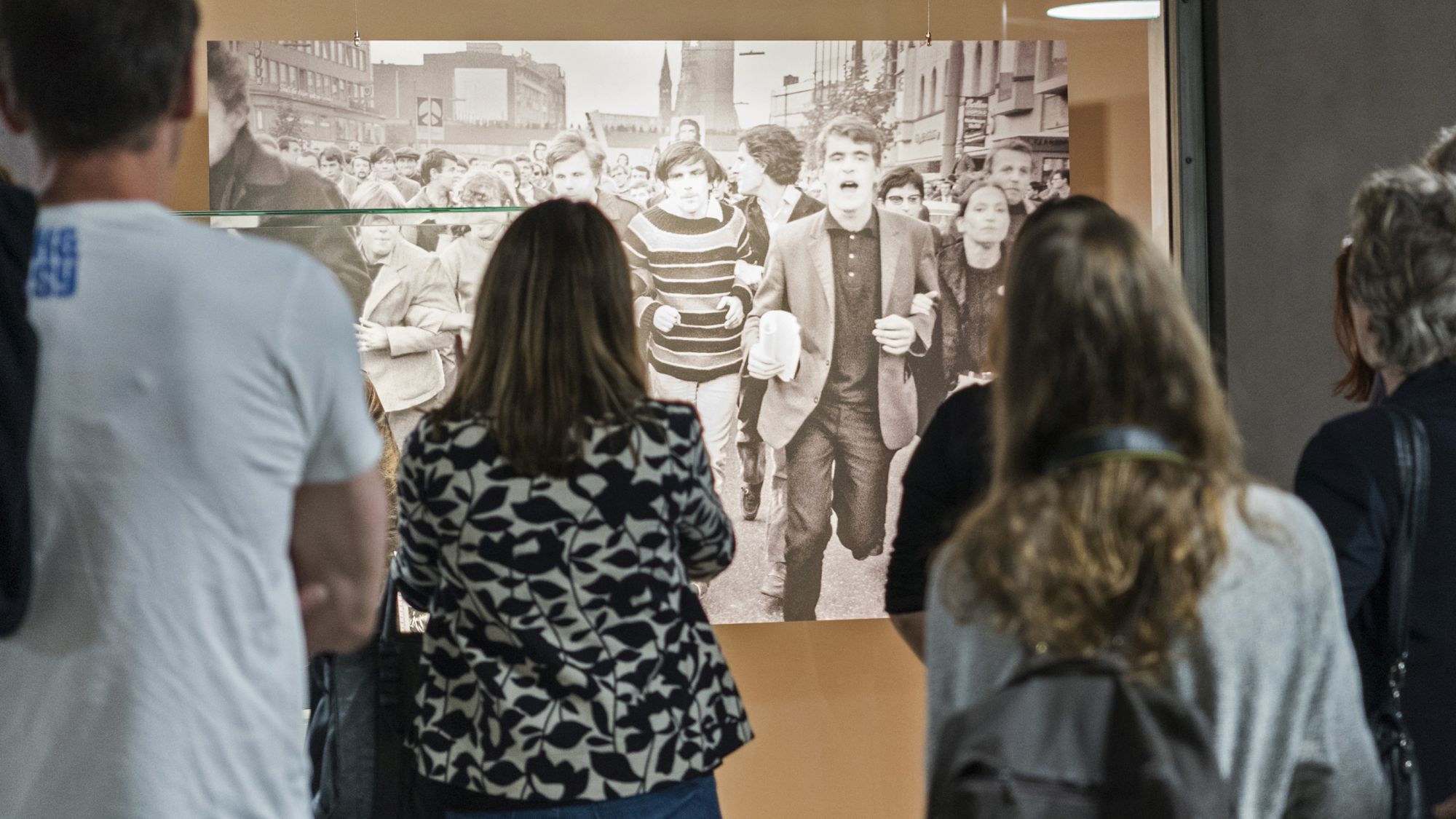 Besucherinnen und Besucher in der U-Bahn-Galerie