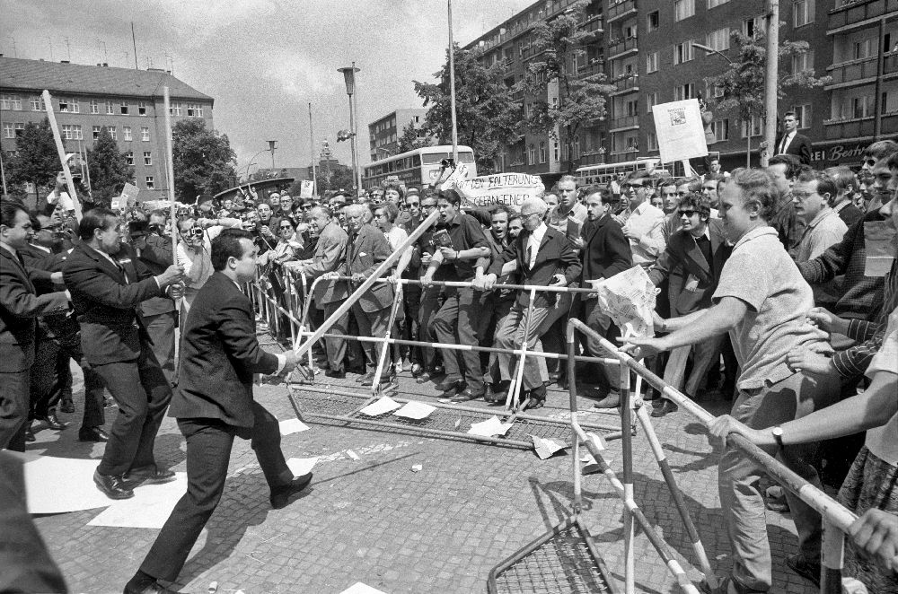 Persische Schah-Anhänger gehen auf die Demonstranten los