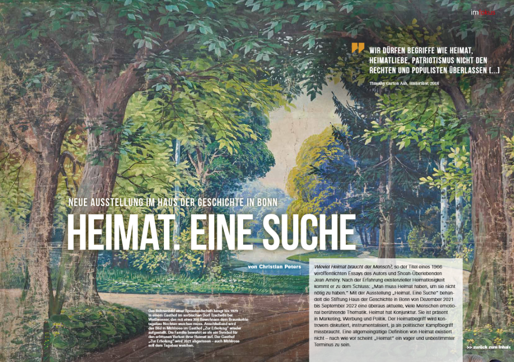 Aufgeschlagene Doppelseite des Museumsmagazins mit dem großflächigen, gemalten Bild eines Flusses im Wald.