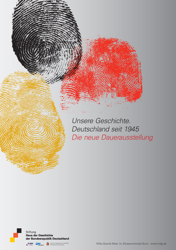 Ein graues Plakat mit drei Fingerabdrücke in Schwarz, Rot, Gold und dem Ausstellungstitel in schwarzer und roter Schrift