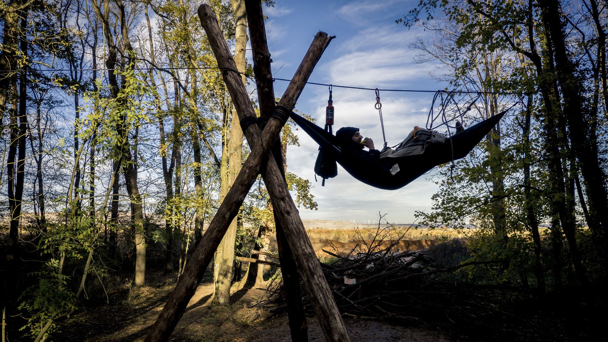 Aktivist im Hambacher Forst. Das Foto ist Teil der Sieger-Serie von David Klammer.