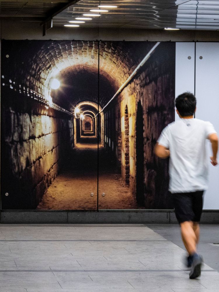 Ein Jogger in der U-Bahn-Galerie