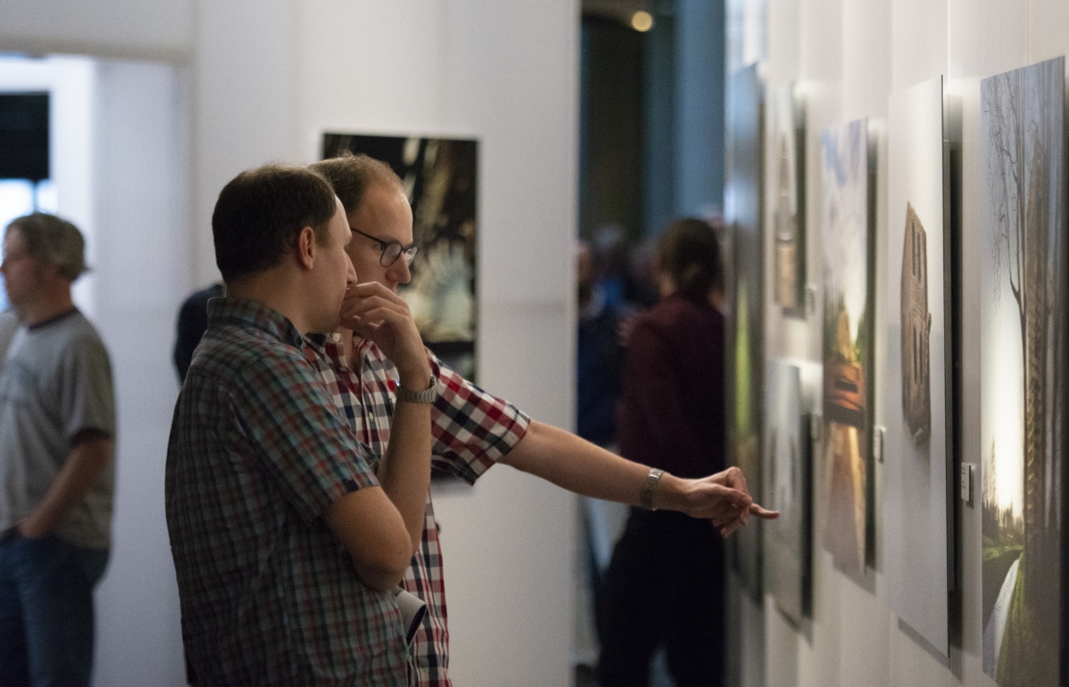 Besucher in der Ausstellung.