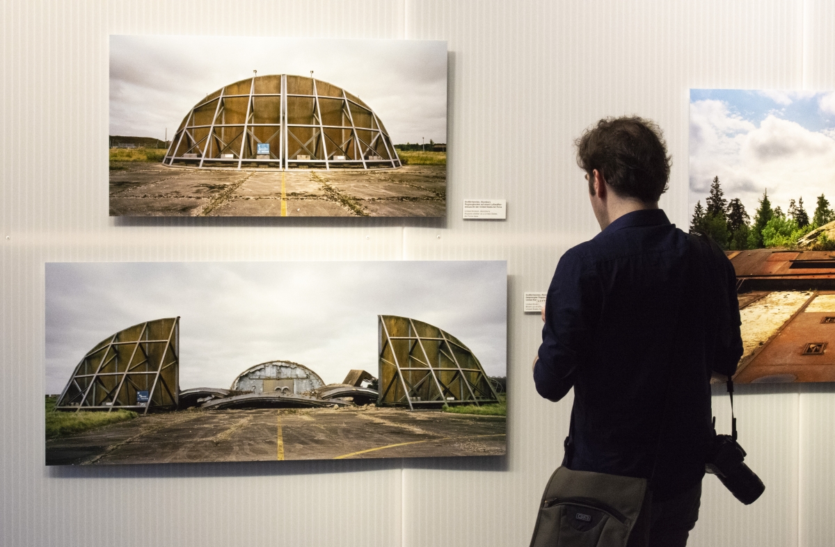 Fotografien in der Ausstellung mit dem Fotografen Martin Roemers.