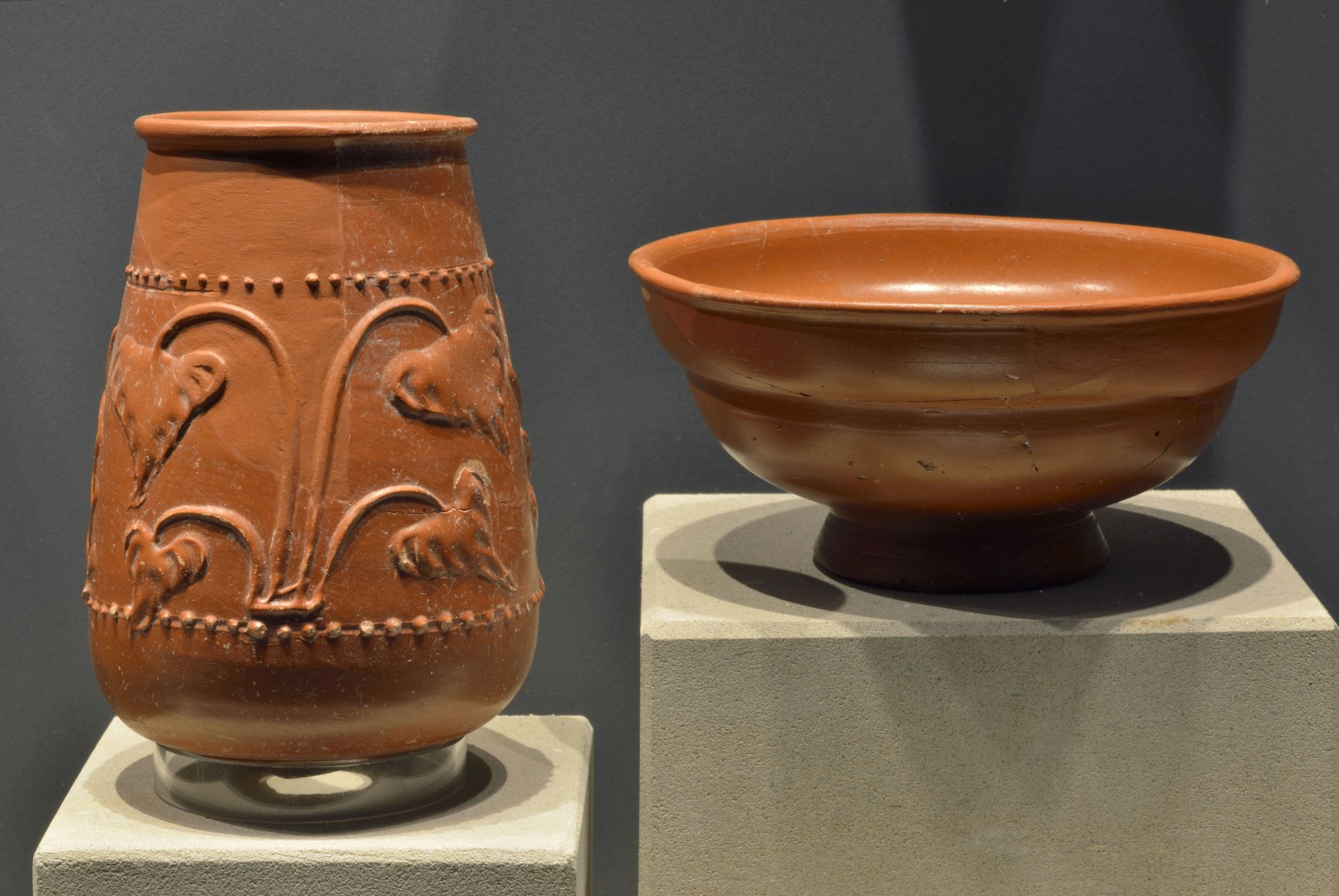Foto eines hohen und eines flachen Keramik-Gefäßes, die im römischen Keller im Haus der Geschichte Bonn ausgestellt sind