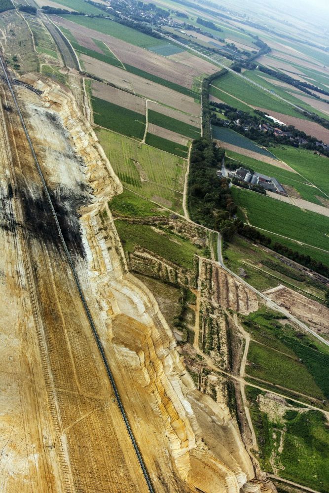 Grenze zwischen Tagebaugebiet und landwirtschaftlicher Fläche. Otzenrath, Nordrhein-Westfalen 2007