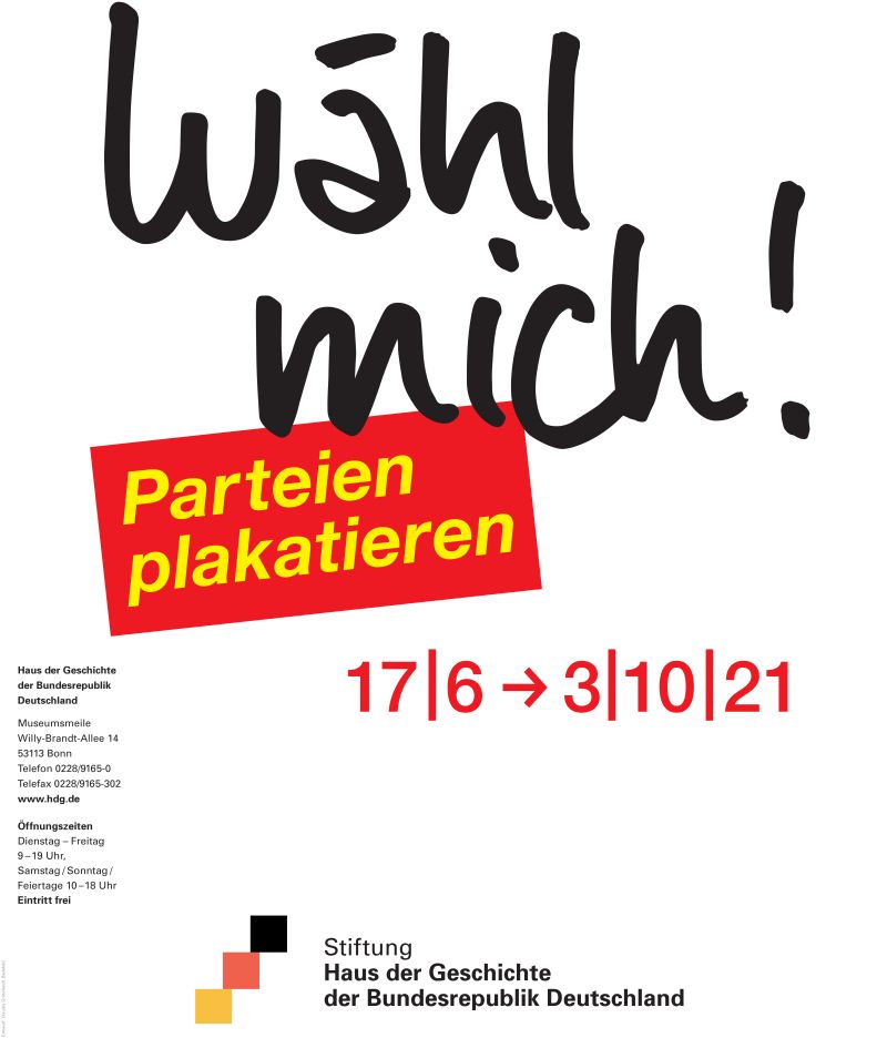 Weißes Plakat mit dem schwarzen Ausstellungstitel, dem gelben Untertitel in einer roten Box und den Informationen zur Laufzeit der Ausstellung.