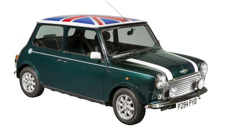 Dunkelgrüner Mini-Cooper mit Union Jack auf dem Dach