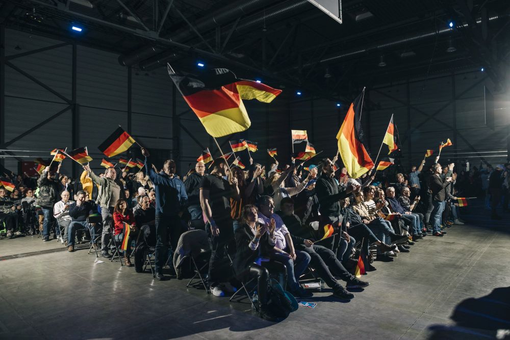 AfD-Anhänger mit wehenden Deutschlandfahnen in Halle, Januar 2025