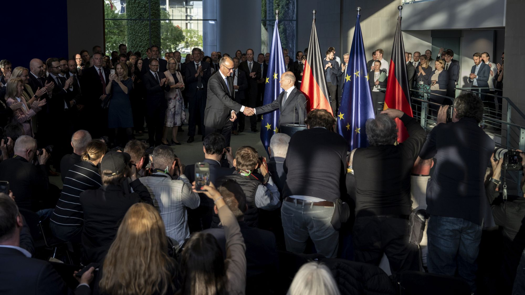 Olaf Scholz und Friedrich Merz während der Übergabe des Bundeskanzleramtes an den neuen Bundeskanzler, Mai 2025. Preisträger "Bestes Foto", Rückblende 2025