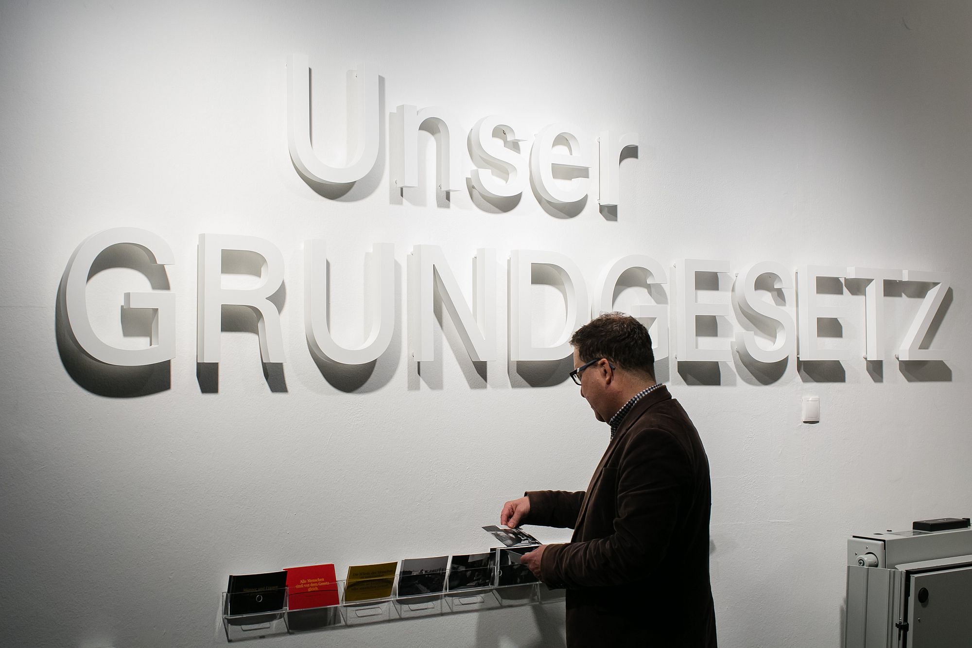 Visitors in the exhibition in the Bundesrat Bonn