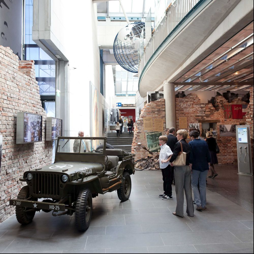 Eingangsbereich der Dauerausstellung. Im Vordergrund ist ein US-amerikanischer Geländewagen zu sehen.