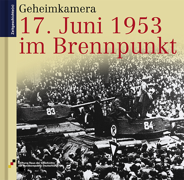 Buch 17. Juni 1953 im Brennpunkt mit einem Foto mit Panzern in einer Menschenmenge