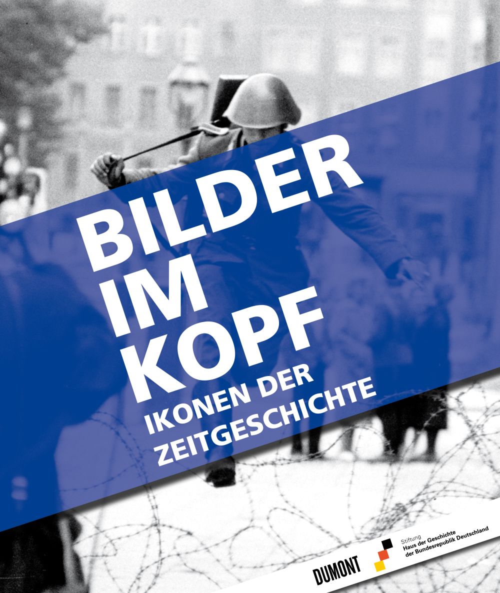 Buch zur Ausstellung Bilder im Kopf mit einem Soldaten, der über einen Stacheldrahtzaun springt.