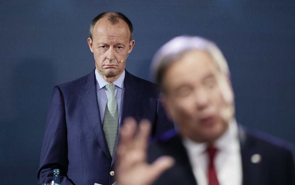 Friedrich Merz (hinten) hört Armin Laschet zu, der zu Mitgliedern der Jungen Union spricht.