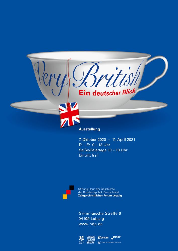 Plakat der Wechselausstellung Very British - Ein deutscher Blick; Blauer Hintergrund, weiße Teetasse mit dem Titel der Ausstellung.