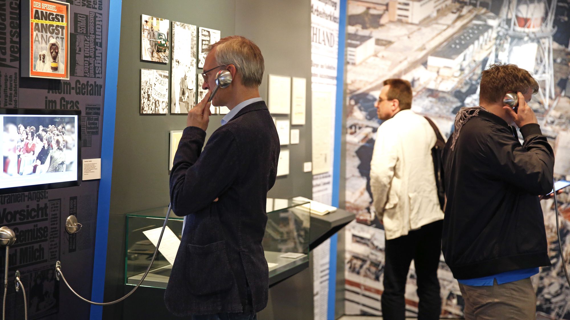 Besucher in der Ausstellung