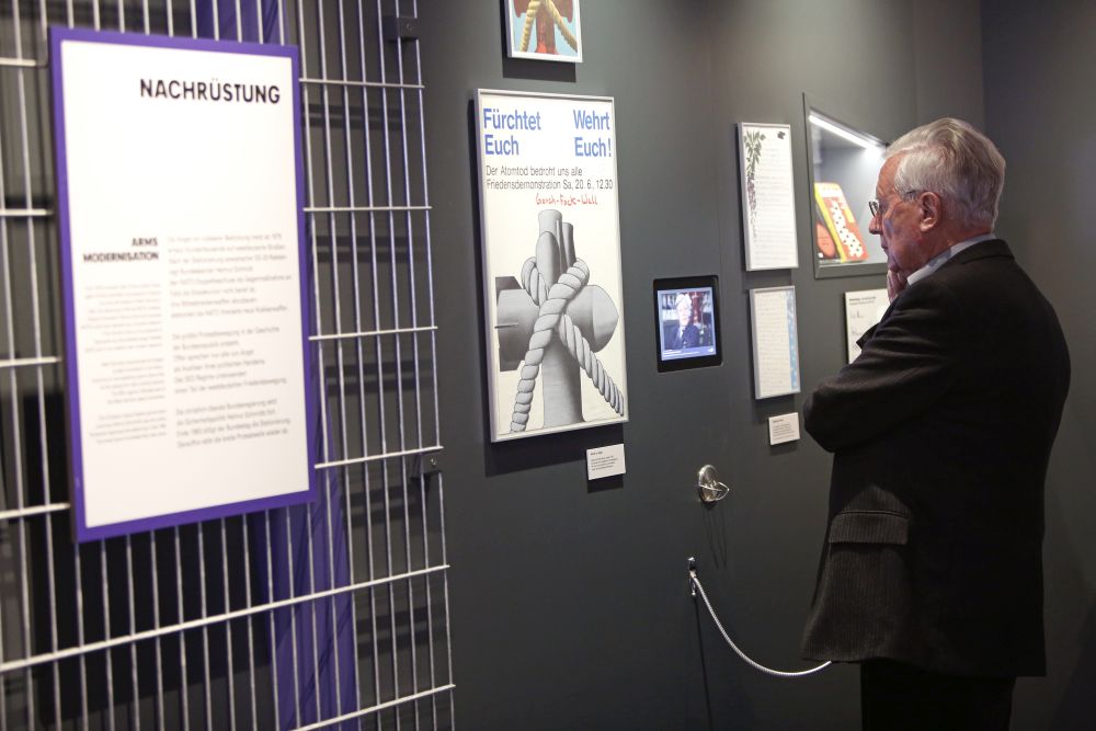 Visitor in the exhibition area on retrofitting