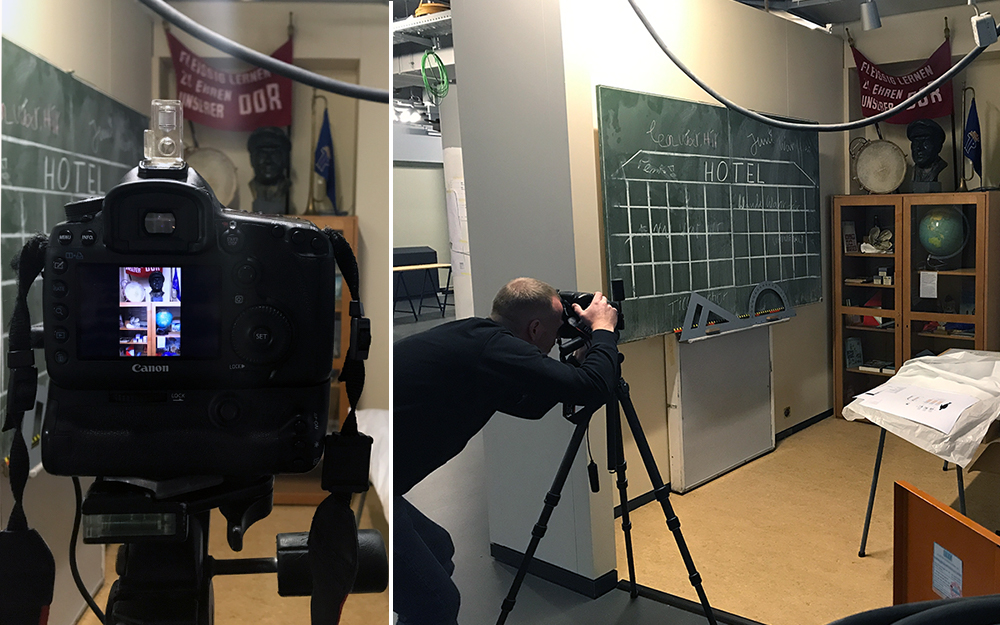 Fotograf Stefan Hoyer fotografiert das Klassenzimmer