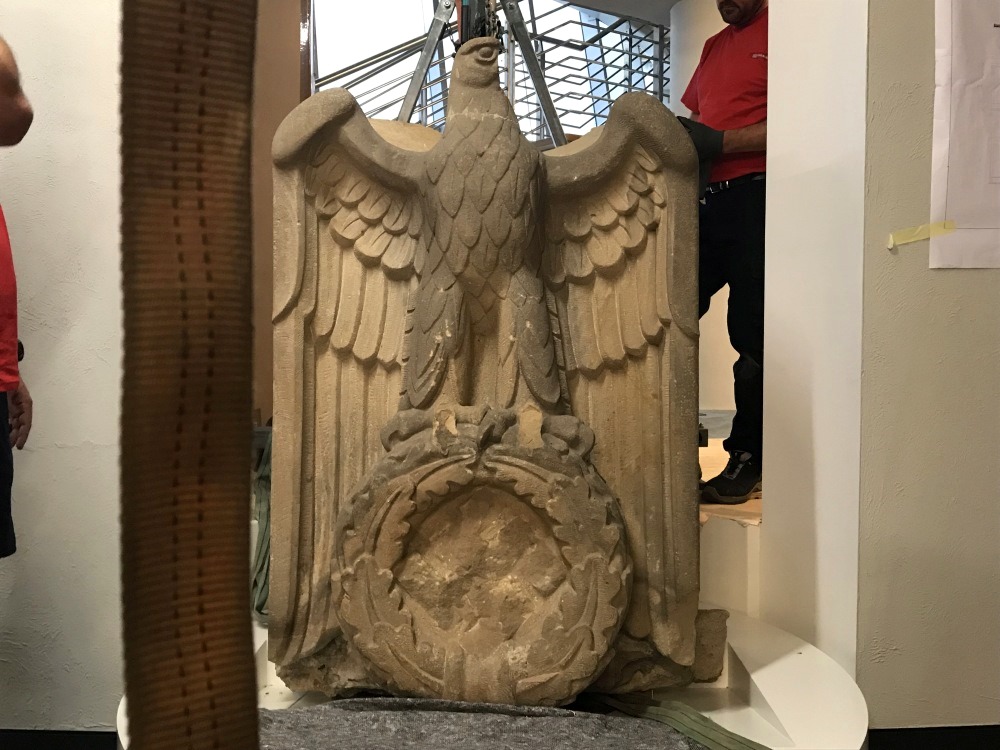 Der Reichsadler mit herausgeschlagenem Hakenkreuz