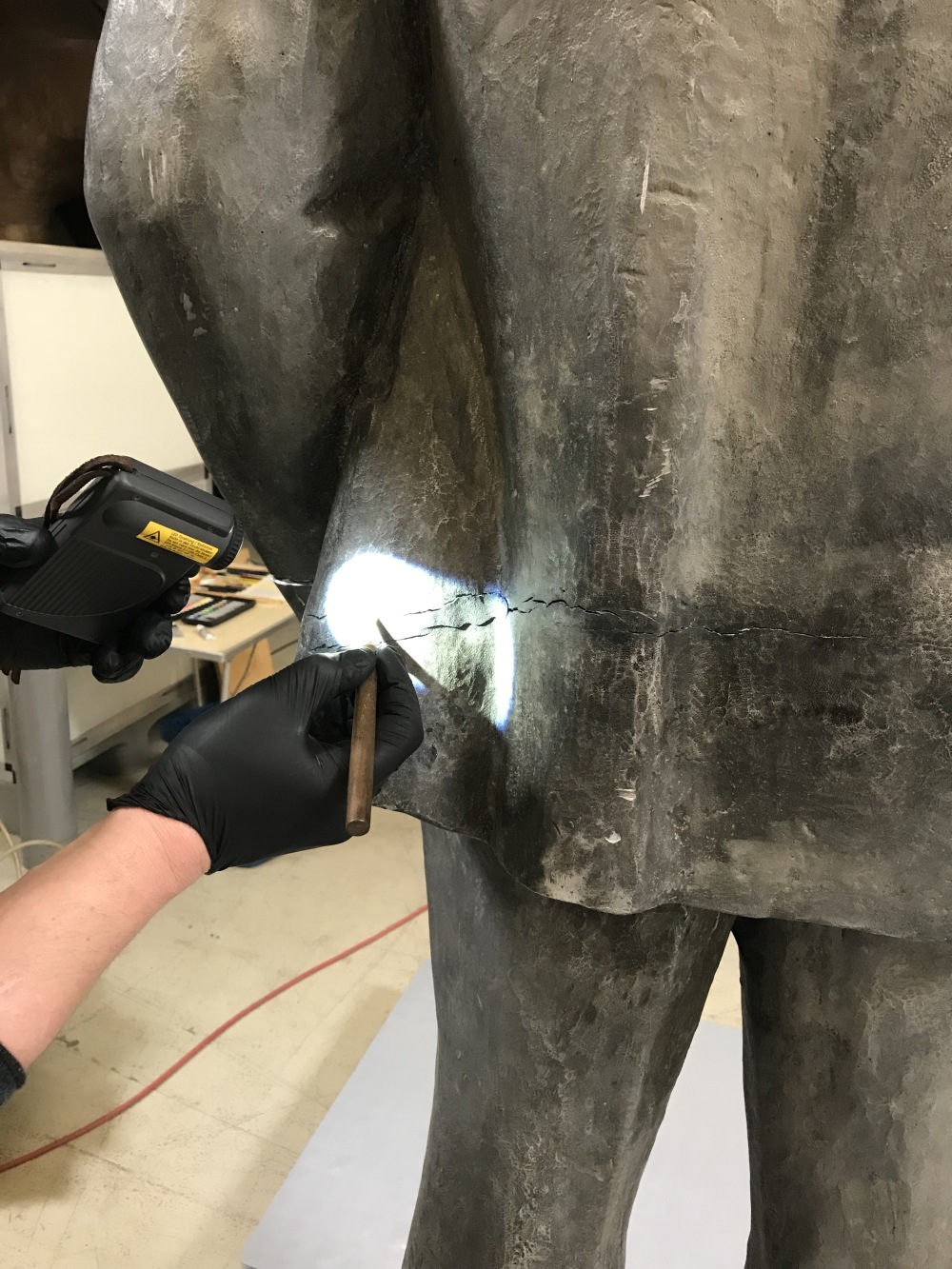 Eine Statue wird in unserem Depot restauriert