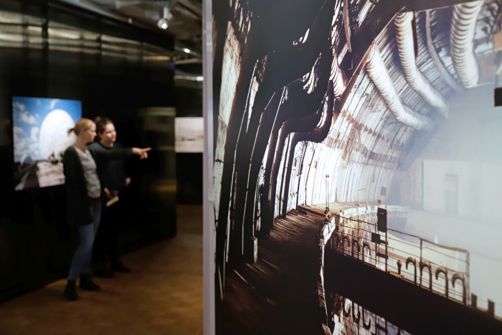 Besucherinnen in der Ausstellung