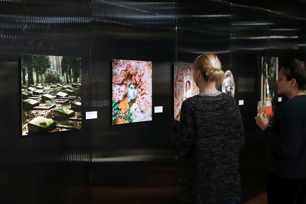 Besucherinnen in der Ausstellung