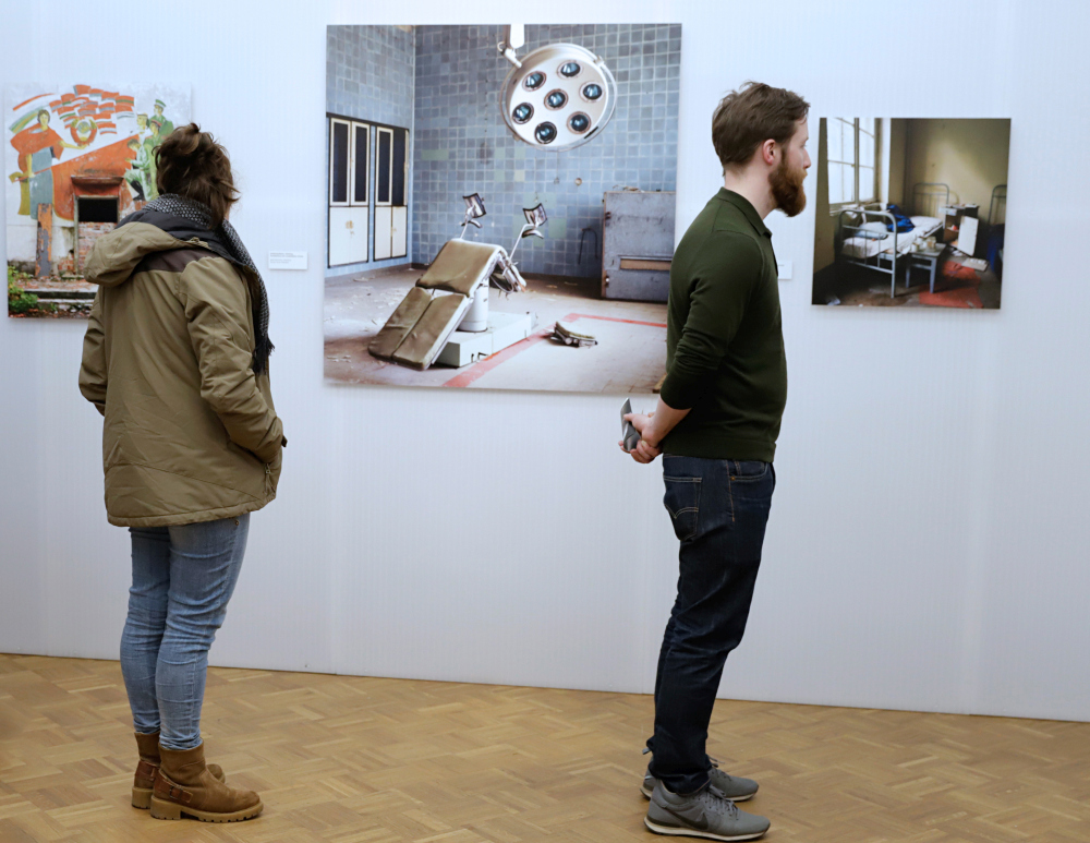 Besucher in der Ausstellung