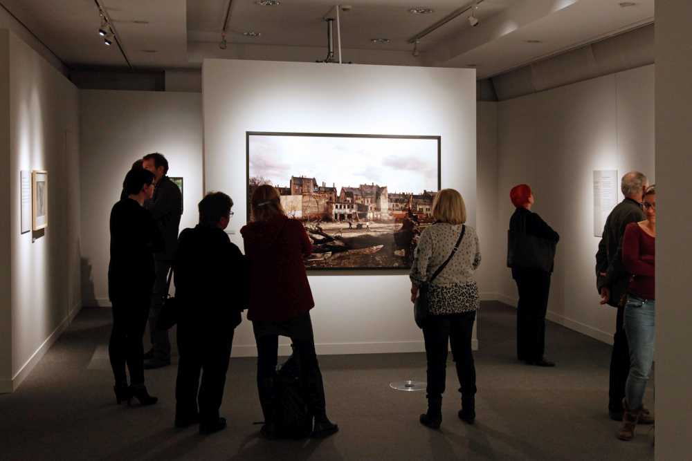 Besucher in der Ausstellung 'Zuhause ist ein fernes Land. Fotografien von Gundula Schulze Eldowy'