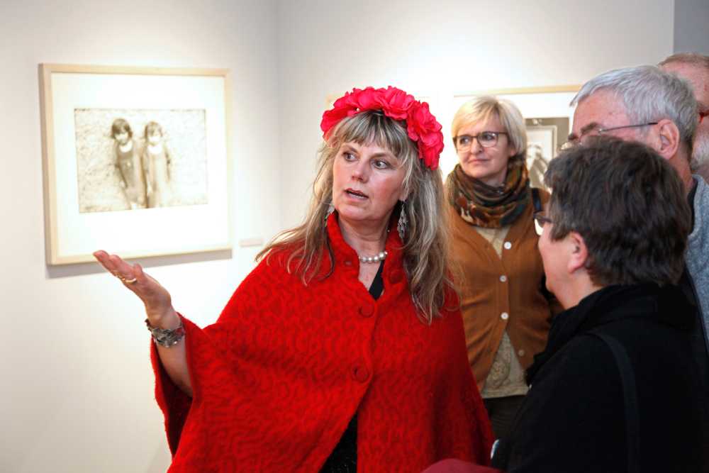 Gundula Schulze Eldowy spricht bei der Ausstellungseröffnung mit Besuchern