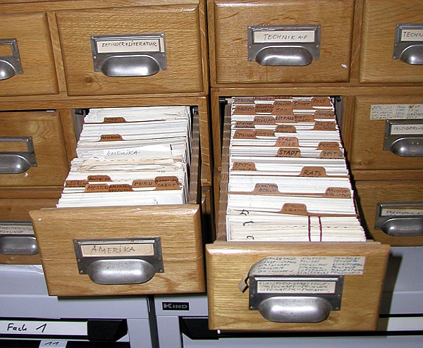 Mosaik-Atelier: Karteikastenschrank mit Bibliothekskartei