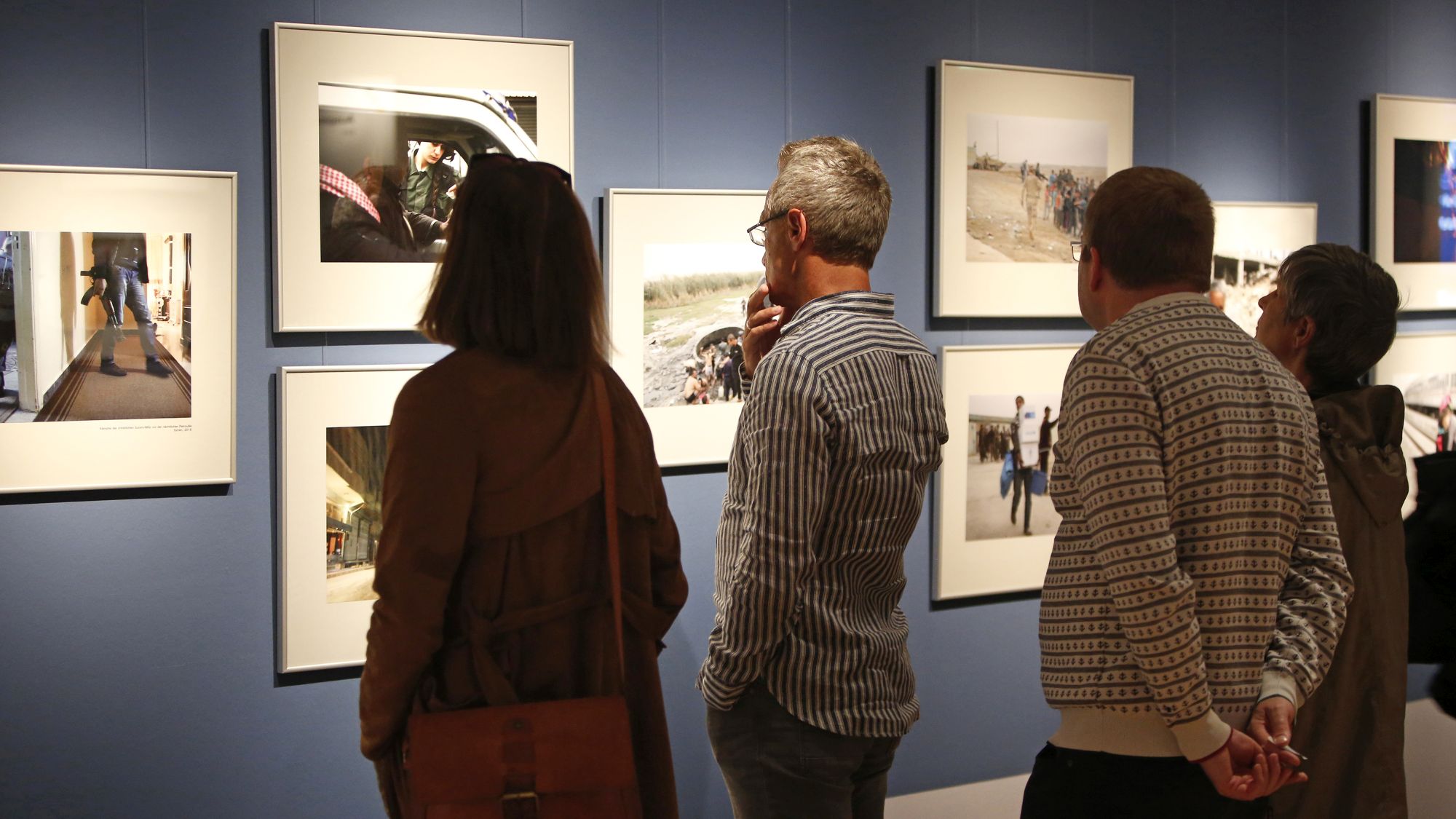 Besucherinnen und Besucher in der Ausstellung